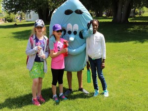 water drop mascot with three kids holding their reusable water bottles